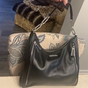 Michael Kors black leather purse. Zip closure. Great condition.